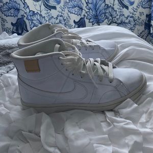 I am selling these white Nike shoes, that are in perfect condition.